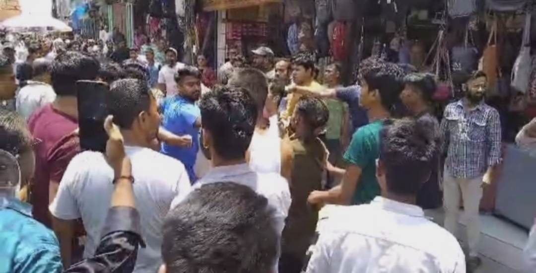 नेपालगन्जको मुख्य बजारमा दिनदहाडै व्यापारीमाथि आक्रमण फोन गर्दा एसपी राठौर बेखबर ??