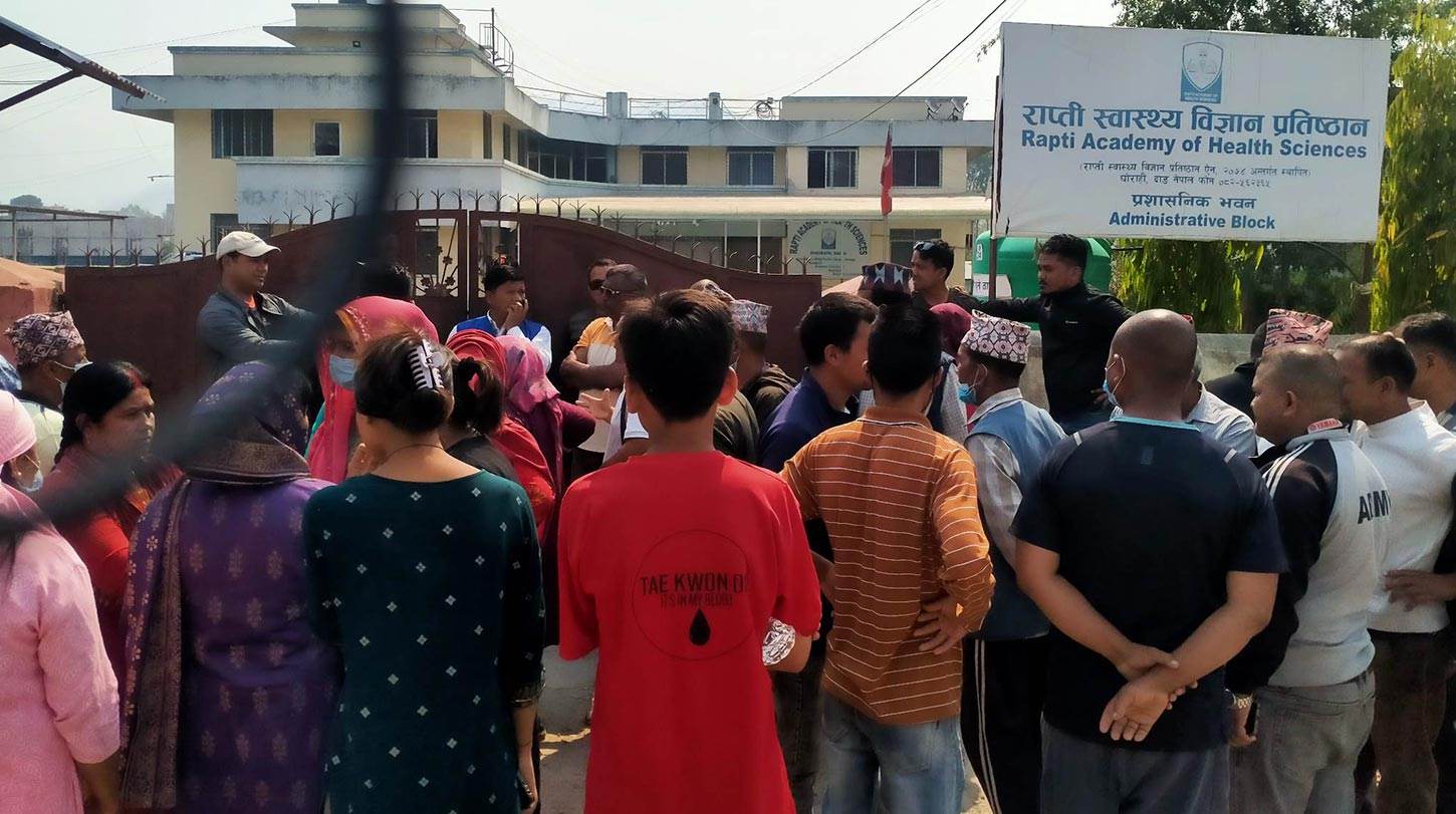 राप्ती प्रतिष्ठानमा सुत्केरीको मृत्युपछि तनाव दोषीलाई कारवार्हीको माग गर्दै पीडितहरु आन्दोलन