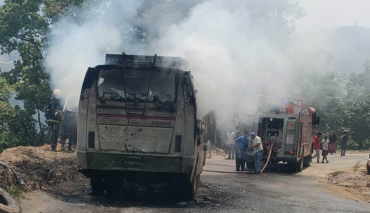 धादिङमा गुडिरहेको बसमा एकासी आगलागी मानवीय क्षति भैइन बस धोस्त