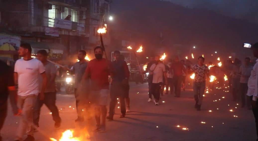 रेशम चौधरीलाई माफी दिएको विरोधमा पूर्वप्रहरीहरुले राष्ट्रपति र प्रधानमन्त्रीको पुतला दहन