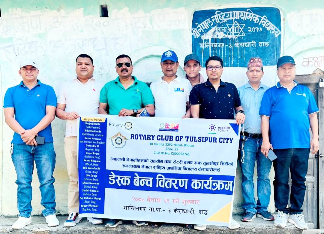 रोटरी क्लबद्वारा डेस्क बेन्च र खेलकुदका सामाग्रीहरु हस्तान्तरण
