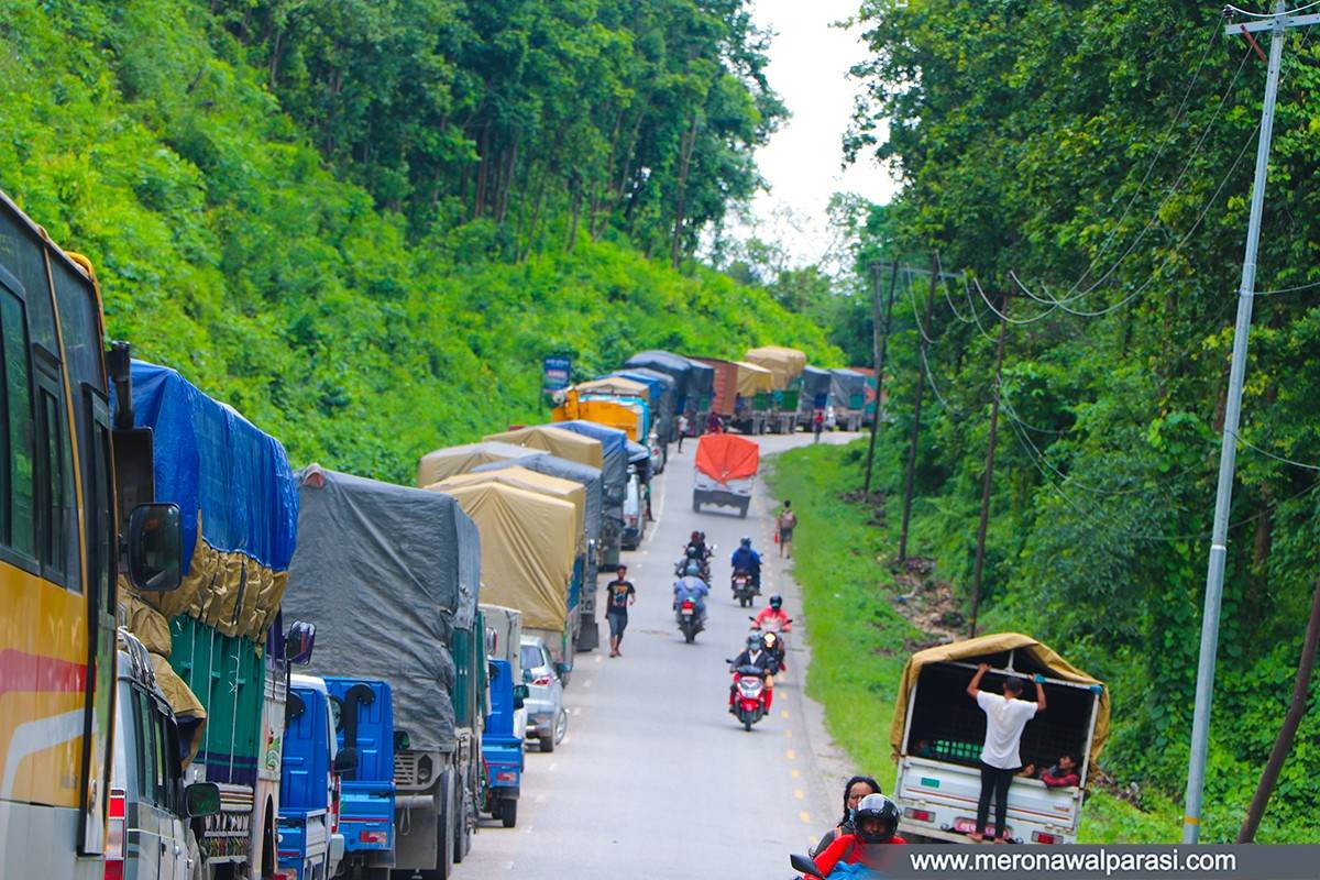 नुवाकोट र धादिङको सिमानामा स्थानीयहरु द्वारा सडक अबरुद्ध