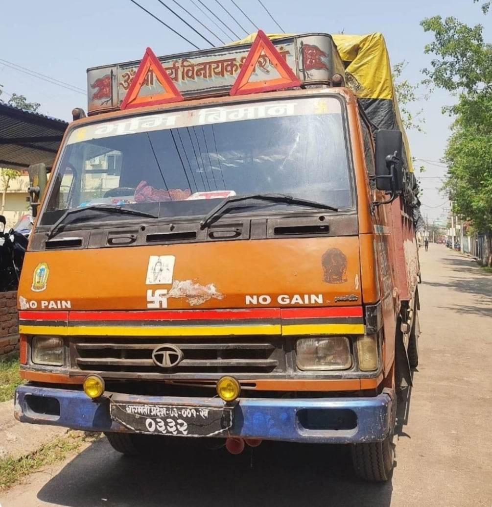 पर्सा प्रहरीले अबैध लत्ताकपडाहरू लोड गरेको ट्रक नियन्त्रणमा