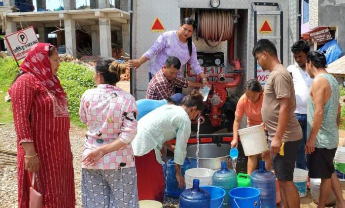 चर्को गर्मी र खडेरीको कारणले पानीको मुहानै सुकेपछि दमकलबाट पानी वितरण