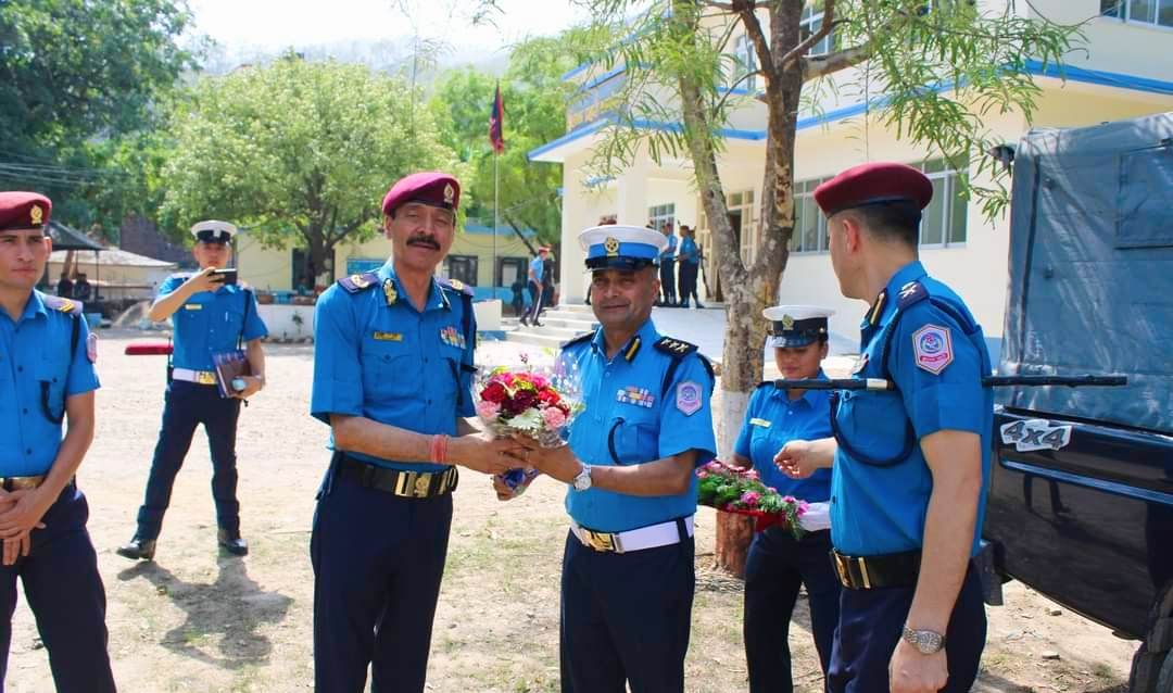 डिआईजी जोशी लुम्बिनी प्रदेश ट्राफिक प्रहरी कार्यालय बुटवलको निरीक्षणमा