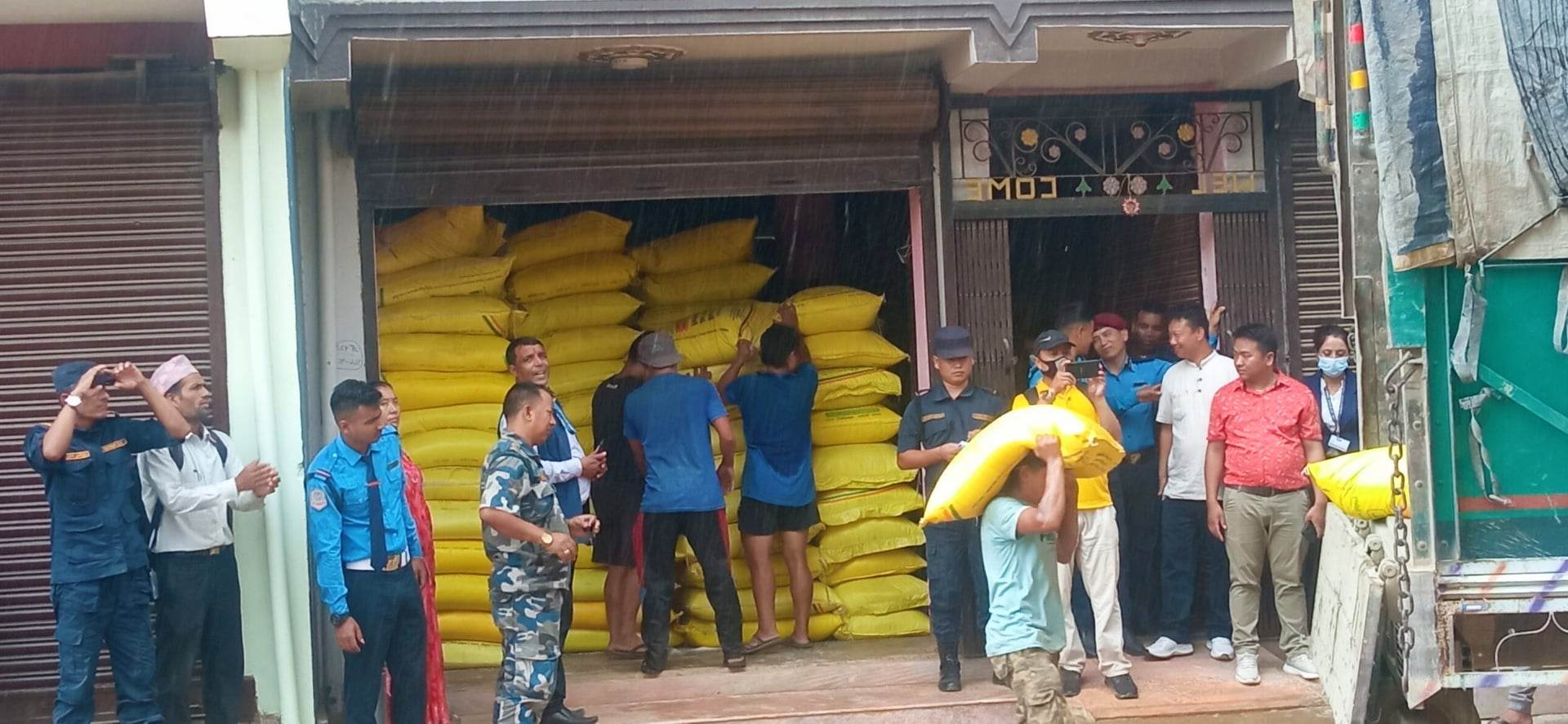 अवैध भारतीय रासायनिक मल भित्रिने क्रम बढ्दो ६ सय ५० बोरा पक्राउ