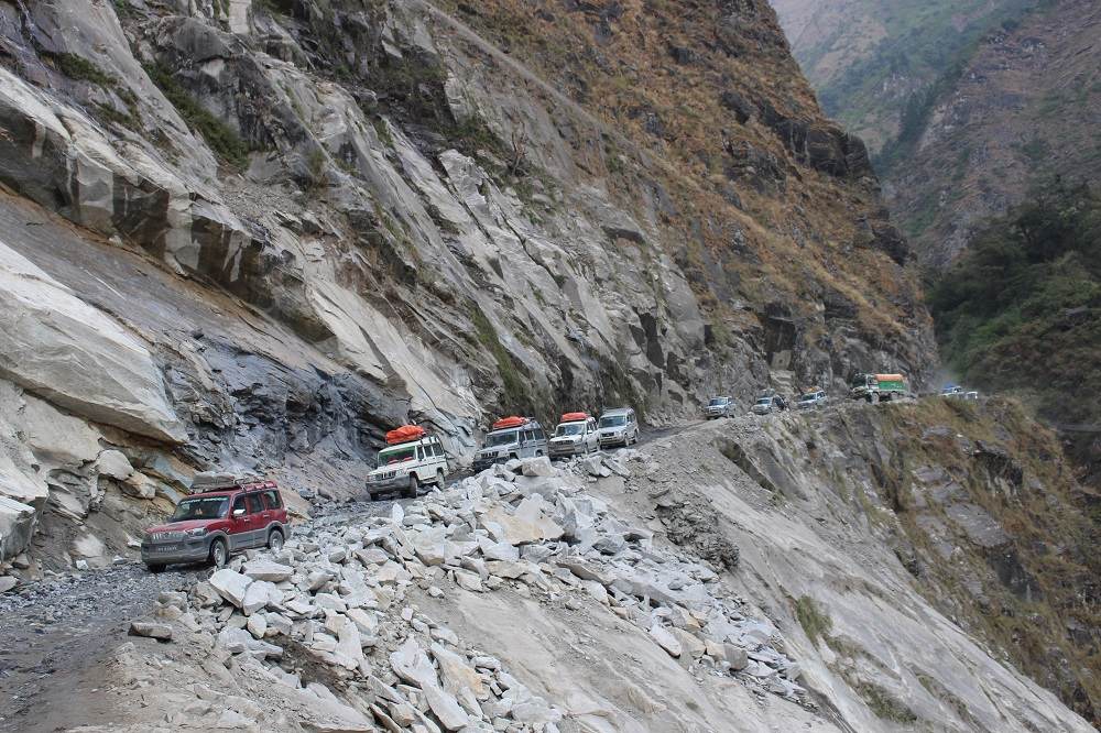 बाढीले कल्भर्ट बगाएपछि म्याग्दीको मुस्ताङ बेनी-जोमसोम सडक अवरुद्ध