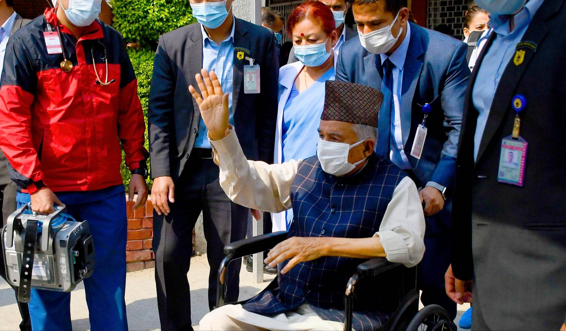 राष्ट्रपति रामचन्द्र पौडेलको मुुटुको बन्द भल्भ खोलिएर उपचार हुँदै
