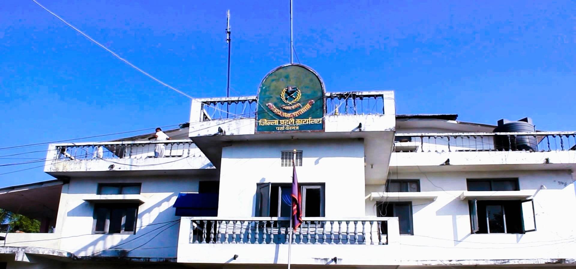 हिरासतमा बसेका हरुलाई छुट्टयाइदिन्छु भनेर रकम लिने एकजना पक्राउ