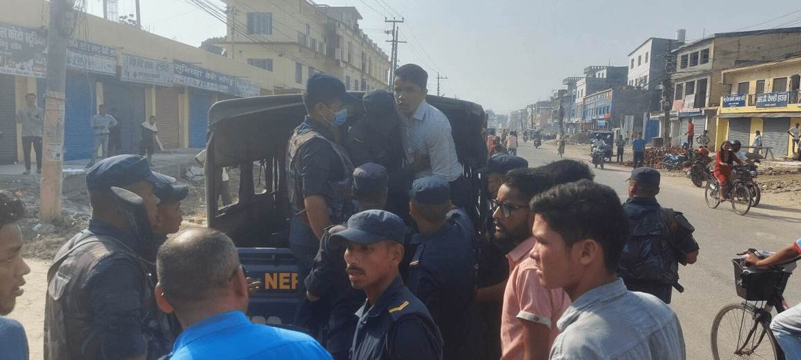 कार्यकर्तालाई प्रहरीले पक्राउ गरेको विरोधमा अत्तरिया बजार बन्द