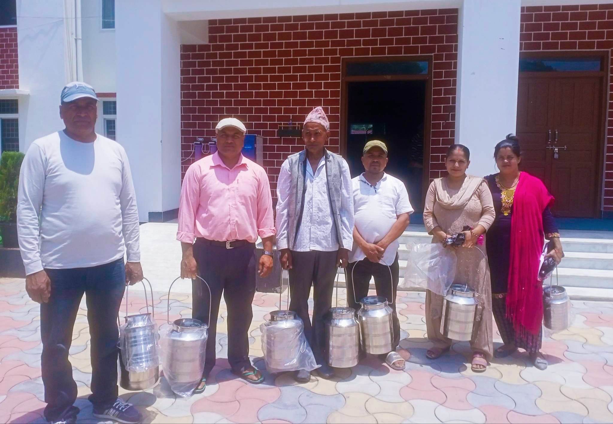 राप्ती गाउँ पालिकाद्वारा ७५% अनुदानमा किसानलाई दुध राख्ने भाँडा वितरण ।