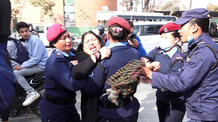 पूर्वन्यायाधीश भुवन गिरीमाथि जिल्ला अदालतमै पत्नीद्वारा जुत्ता प्रहार