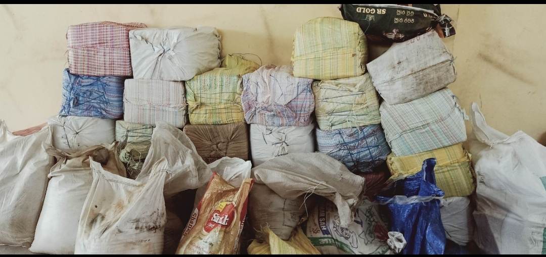 भन्सार छलेर ल्याएको खाद्यान्न तथा कपडाहरू प्रहरीद्वारा पक्राउ