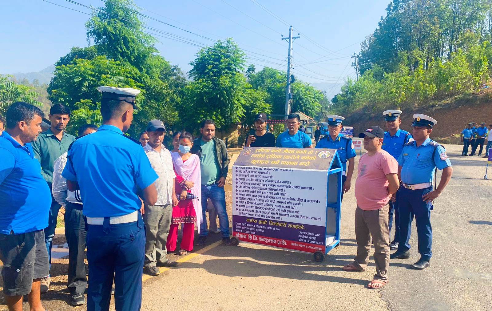 सवारी चालकको लापरबाहीले हुने दुर्घटना न्यूनिकरण गर्न ट्राफिक प्रमुख मल्ल अभियानसहित सडकमा