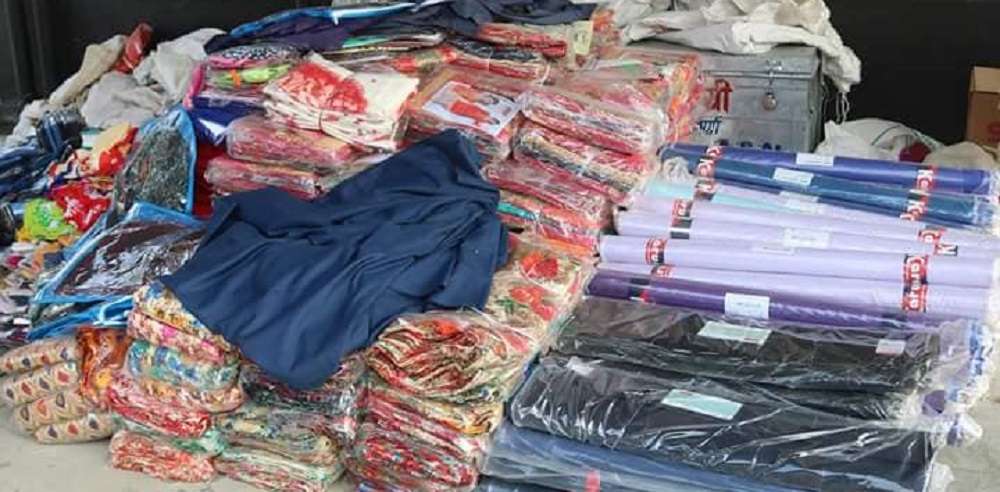 प्रहरीले भन्सार छली चोरी पैठारी गरेर ल्याएको लत्ताकपडाहरू पक्राउ