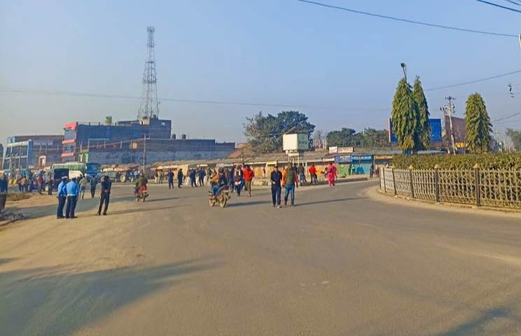 अत्तरियामा बजार र गाडी बन्द