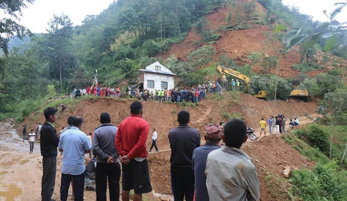 ओखलढुंगामा पहिरोमा पुरिएर एकै घरका ४ जना परिवारको मृत्यु