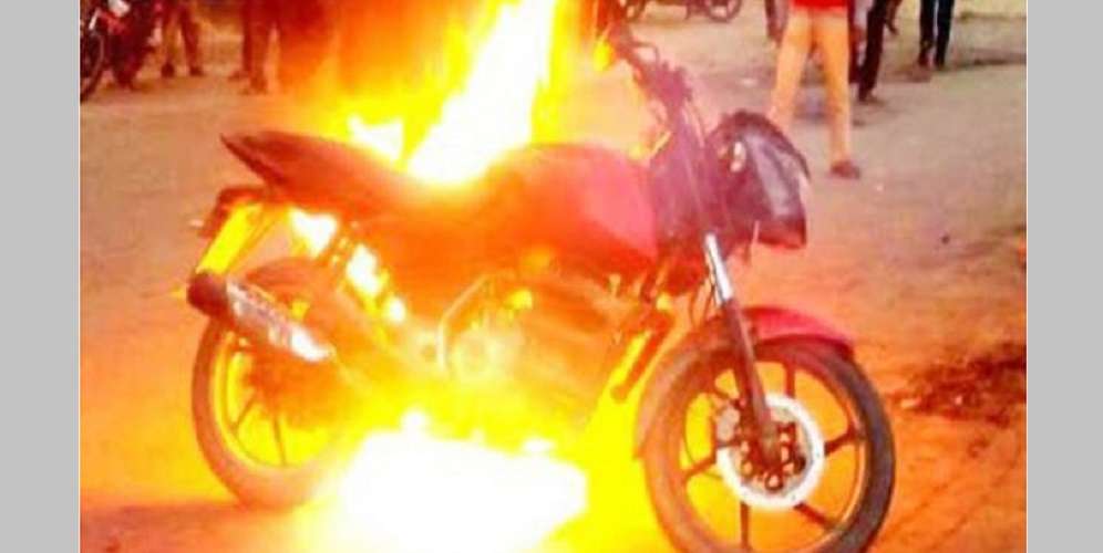 टिकापुरको पार्किङमा राखेको मोटरसाइकलमा एकासी आगलागी