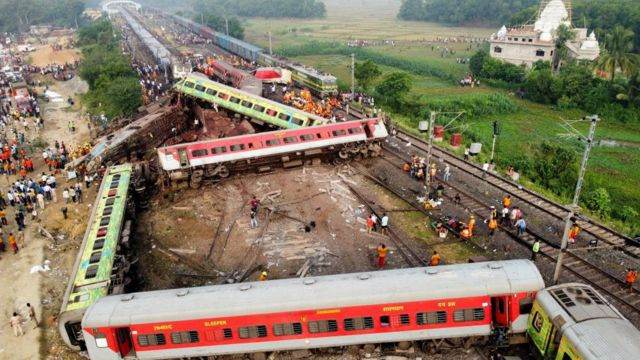 भारतको ओडिशा राज्यमा रेल दुर्घटना हुँदा २ सय ३० भन्दा बढीको मृत्यु