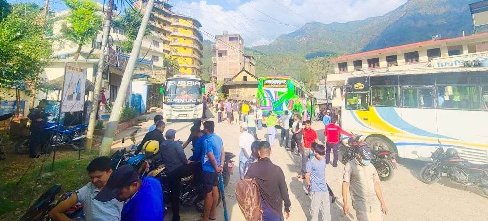 रोल्पामा डिएसपी सारुमगरले यातायात व्यवसायीलाई गाली गरेपछी बस तेर्साएर बिरोध