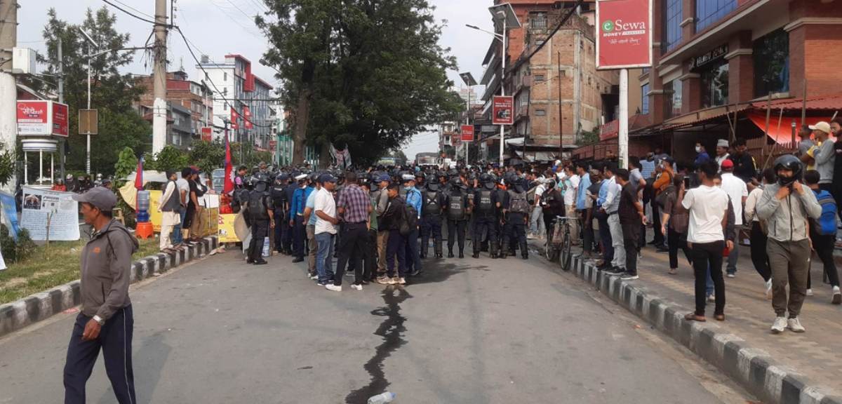 सरकारले नागरिकता विहीन बनाएको भन्दै १ युवकले आत्मदाहको प्रयास
