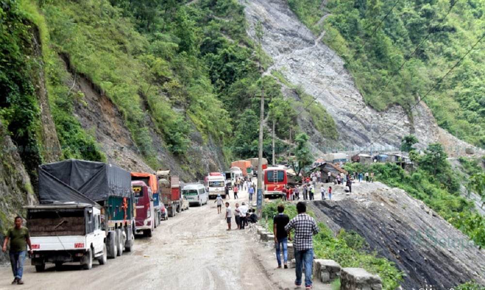 पहिरोको कारण सडक अवरुद्ध भएको मुग्लिङ नारायणगढ सडक खण्ड सञ्चालनमा