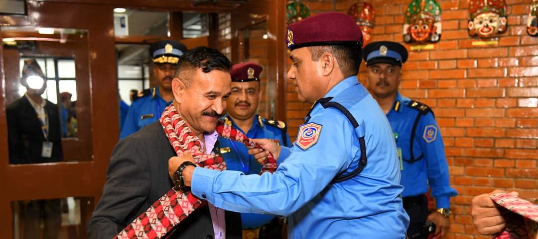 नेपाल प्रहरीका आईजीपी बसन्त बहादुर कुँवर सिंगापुरबाट स्वदेश फिर्ता