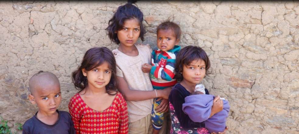 आमाको मृत्युपछि दुध नपाएर अलपत्र १ शिशुसहित ६ भाइबहिनी बिचल्लीमा सहयोगको आसामा बच्चाहरु