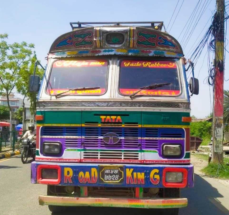प्रहरीद्वारा अबैध सामान ट्रकसहित नियन्त्रणमा