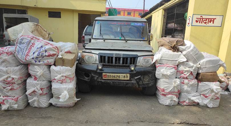 बेवारिसे अबस्थामा अवैध सामानसहित गाडी प्रहरीको नियन्त्रणमा