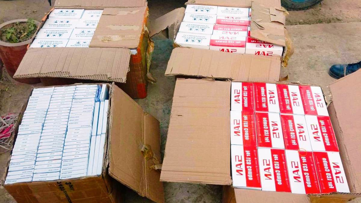 सशस्त्र प्रहरी बाँकेद्वारा १९ लाख रूपैयाँ बढीको मोबाइलका डिस्प्लेहरु बरामद