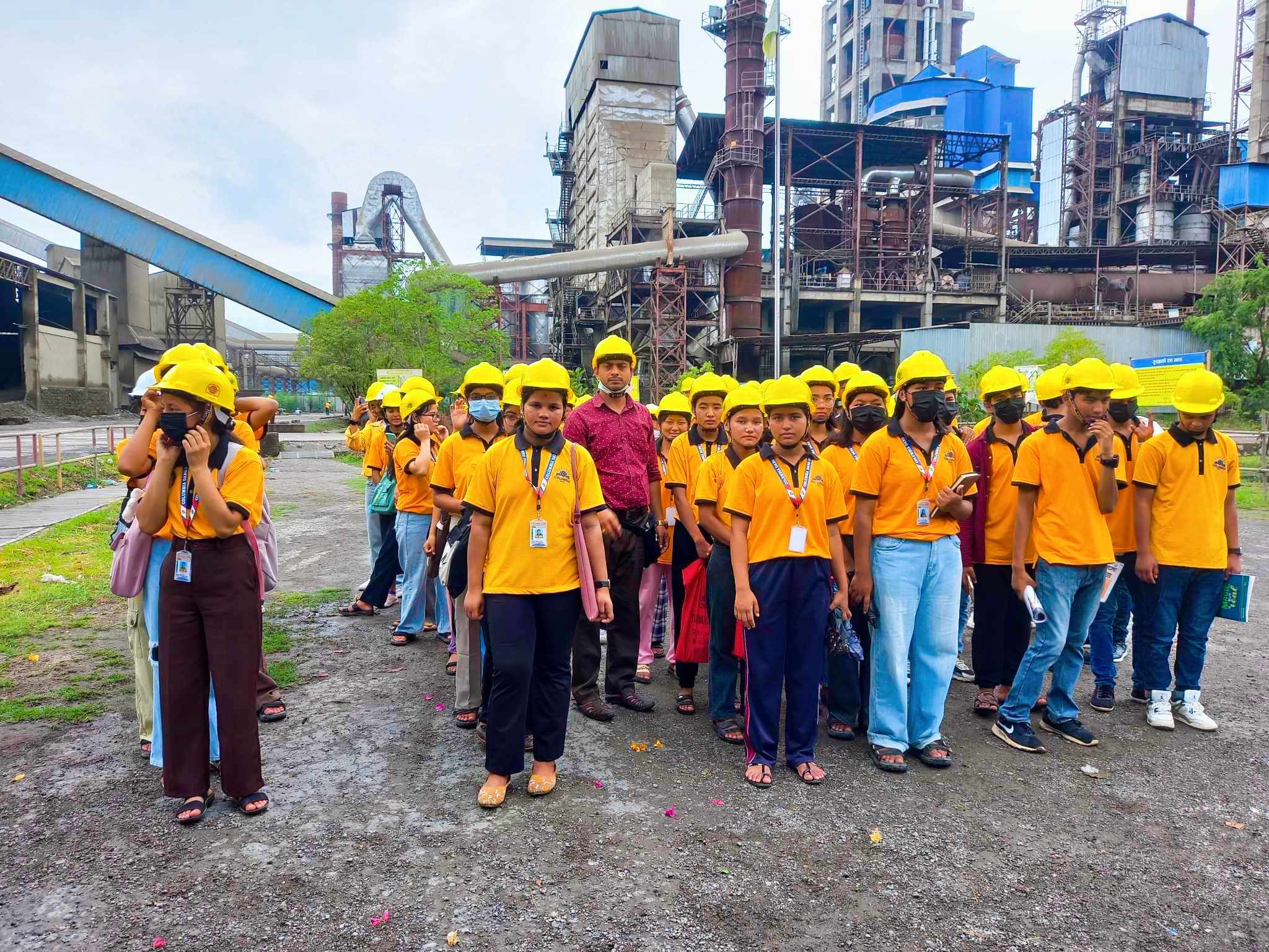 कोलम्बिया दाङ एजुकेशनद्वारा विद्यार्थी हरूलाई सिमेन्ट कारखाना अवलोकन