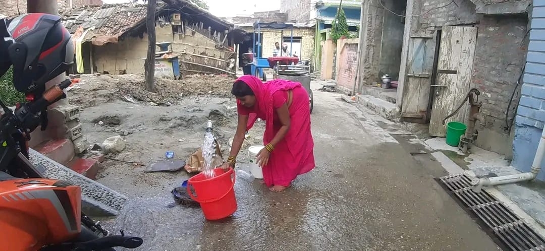 वडा अध्यक्ष सुशील साह कानुद्वारा बोरिङ जडान गरिए पछि स्थानीयहरु हर्षित