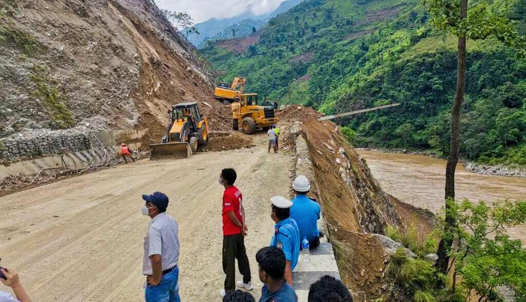 सुख्खा पहिरोको कारण मुग्लिन नारायणगढ सडकखण्ड अबरुद्ध