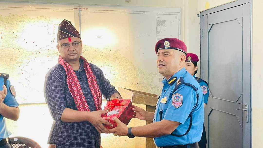 काठमाडौं काज सरुवा भएका इन्स्पेक्टर न्यौपानेको भब्य बिदाई गर्दै एसपी : वली