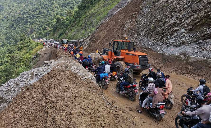 पहिरो पन्छाएपछि नारायणगढ-मुग्लिन सडक-खण्ड ९ घण्टापछि दुई २ तर्फी सञ्चालनमा