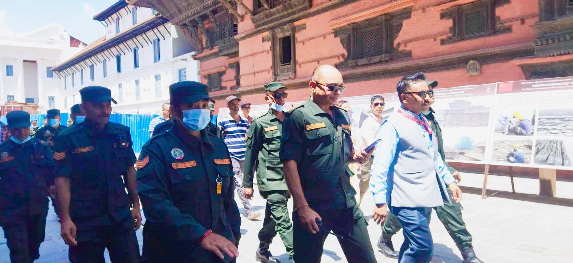 नगर प्रहरीको टोली ललिता निवासको बालुवाटार जग्गा घेराबारा गर्न जाँदै