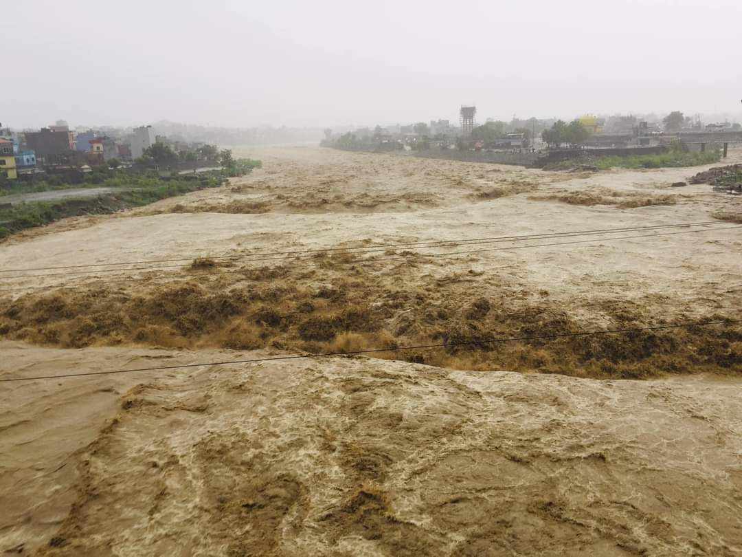 लगातारको वर्षाका कारण तिनाउ नदीमा आएको बाढीले सतह पार खतरा संकेत