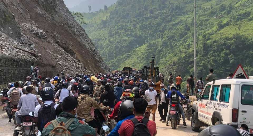 सडक अवरुद्ध भएपछि अलपत्र परेका यात्रुहरूलाई नि.शुल्क खाजा वितरण