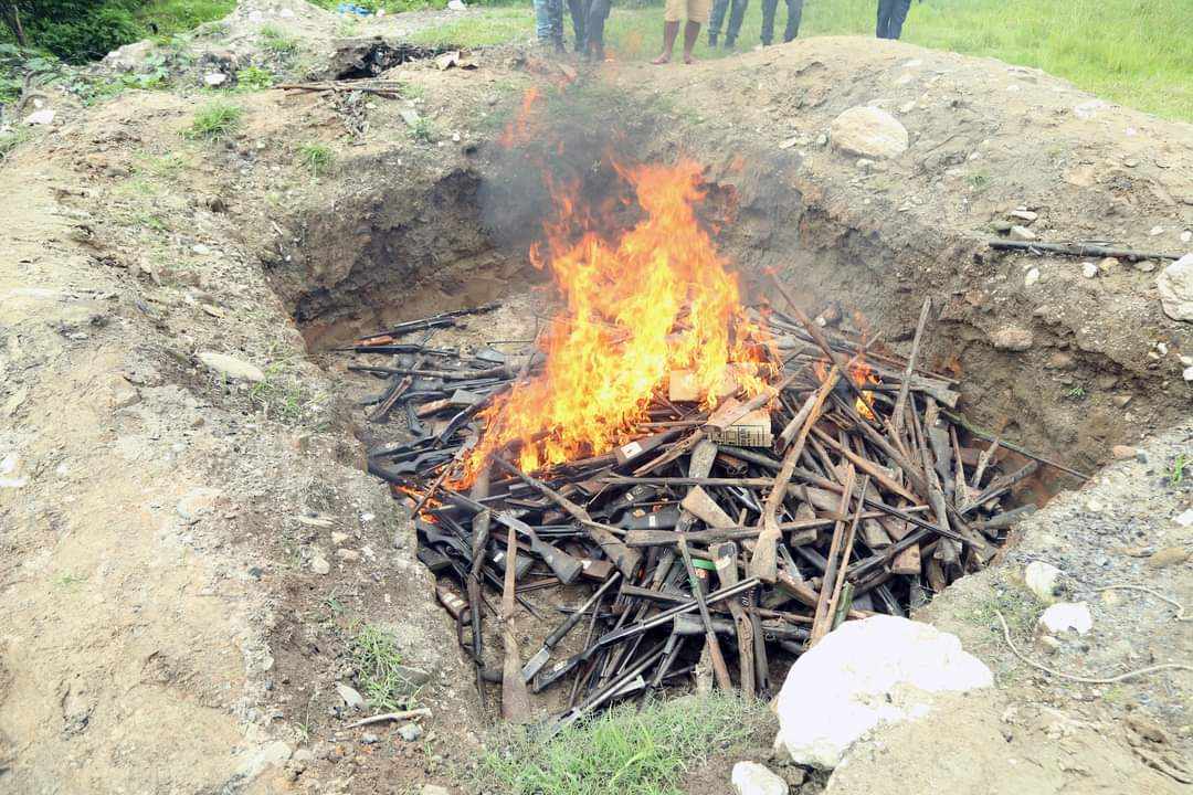 नेपाल प्रहरीले ८ हजार ८ सय ९६ थान हातहतियार नष्ट गर्‍यो