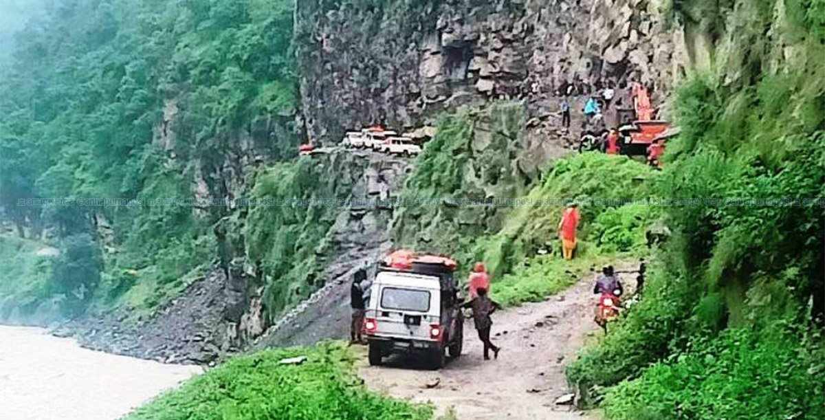 वर्षाले ठाउँ-ठाउँमा आएको पहिरोले बन्द भएको कर्णाली कोरिडोर सडक खुल्यो