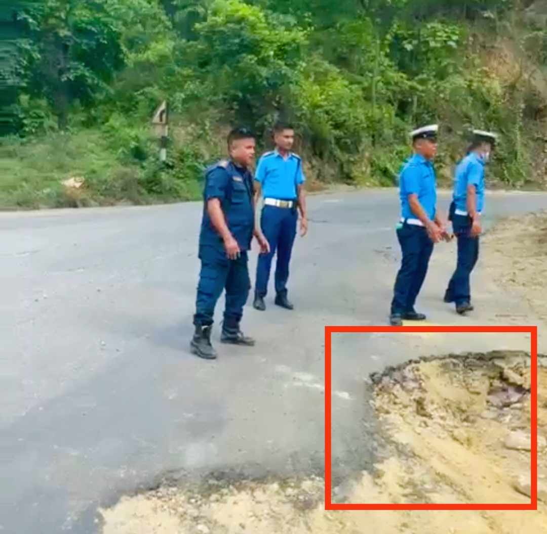 सडकका खाल्डाखुल्डी पुर्दै दाङ जिल्ला ट्राफिक प्रहरी जीर्ण सडक मर्मत गर्दै