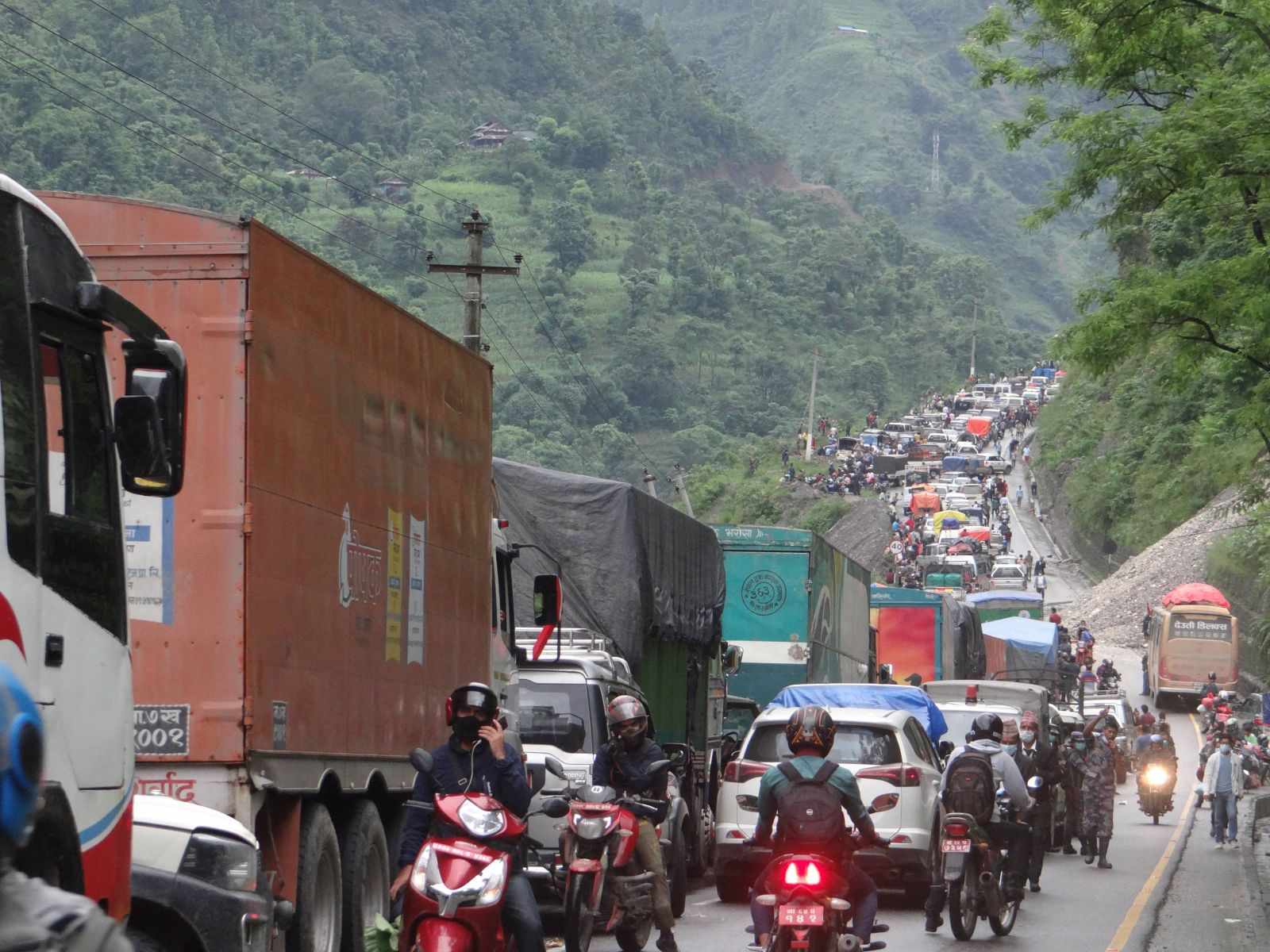 पहिरोका कारण अवरुद्ध नारायगढ मुग्लिन सडक पुनः दुइतर्फी सञ्चालनमा