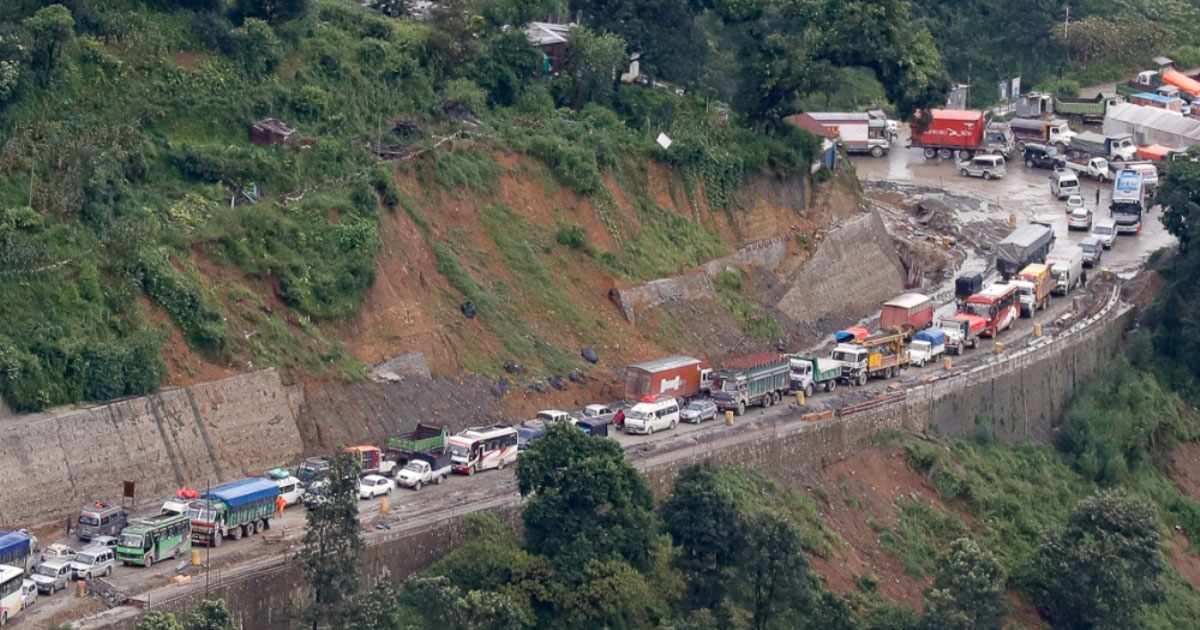 लगातारको पानीले नारायणगढ मुग्लिन सडक खण्डमा पहिरो खस्दा सडक अवरुद्ध