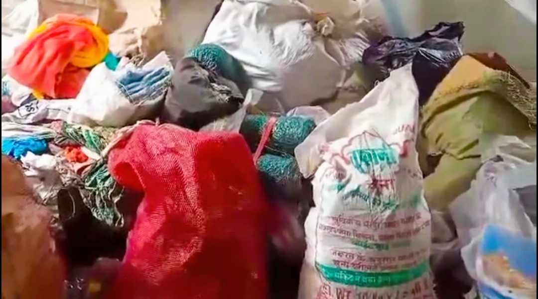 भन्सार छलेको अबैध खाद्यान्न तथा कपडाहरू पर्सा प्रहरीद्वारा पक्राउ