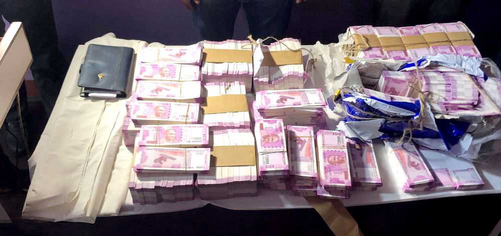३ करोड भारतीय रुपैयाँ र १५ किलो सुनसहित ३ जना नेपालीहरु पक्राउ