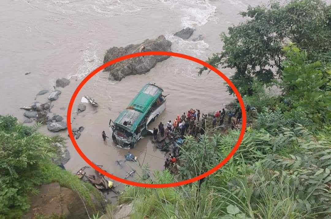 धादिङको त्रिशुलीमा बस दुर्घटना डुबेका यात्रु खोज्न गोताखोरहरु परिचालन