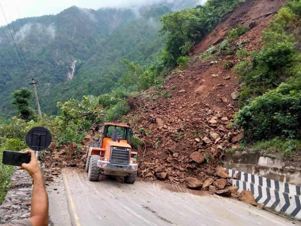 लगातारको वर्षाको कारण पहिरोले नारायणघाट-मुग्लिन सडक अवरूद्ध