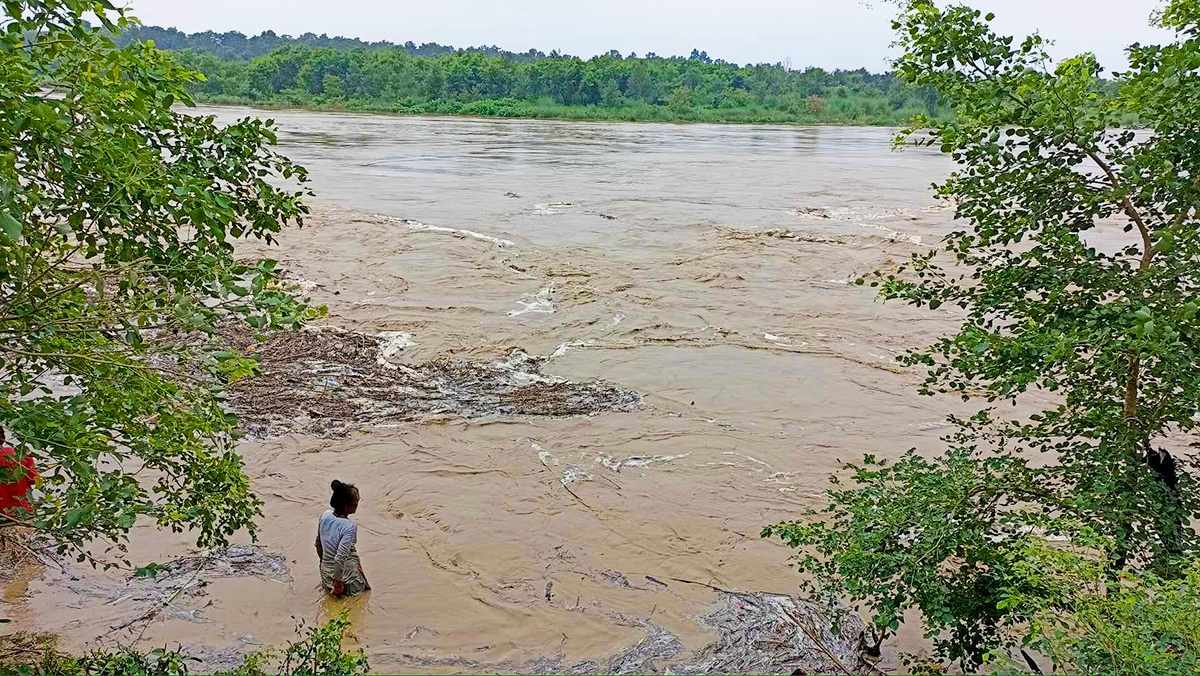 बर्दियामा बबई नदीले बगाउँदा ३ जना बेपत्ता खोजीकार्य जारी