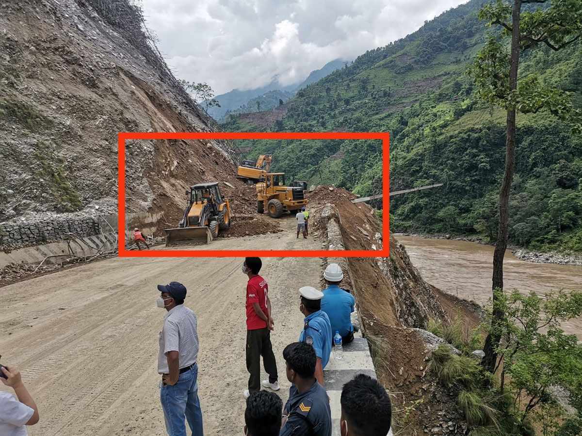 नारायणगढ-मुग्लिन सडकखण्डमा खसेको पहिरो हटाउन अझै ६ घण्टा लाग्ने